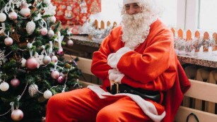 Święty Mikołaj czeka na dzieci z prezentami